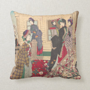 Kinder, die im Schnee unter Pflaumen-Bäumen Kissen