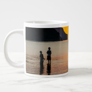 Kinder, die im Sonnenuntergang fischen Jumbo-Tasse