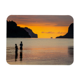 Kinder, die im Sonnenuntergang fischen Magnet