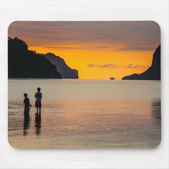Kinder, die im Sonnenuntergang fischen Mousepad (Vorne)