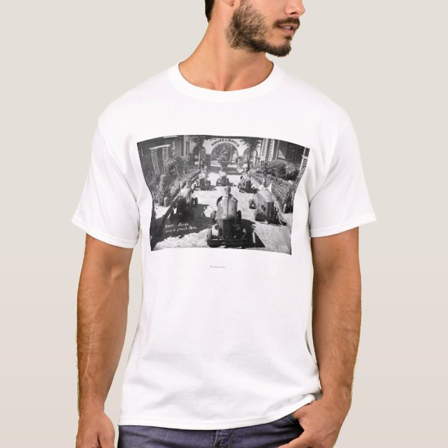 Kinder, die in den Miniaturautos laufen T-Shirt (Vorderseite)