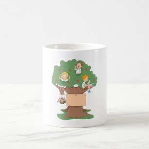 Kinder, die in einem Apfelbaum spielen Kaffeetasse