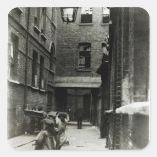 Kinder, die in einem Elendsviertel, 1899 spielen Quadratischer Aufkleber