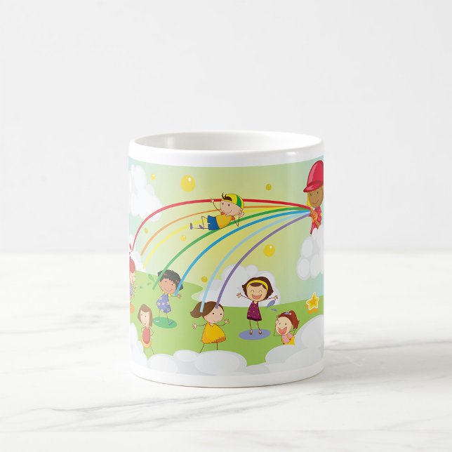Kinder, die in einer Park-Tasse spielen Kaffeetasse (Von Creator hochgeladen)