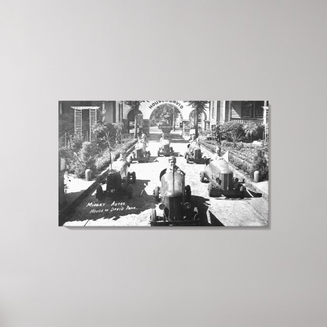 Kinder, die in Miniaturwagen fahren Leinwanddruck (Vorderseite)