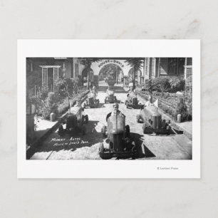 Kinder, die in Miniaturwagen fahren Postkarte