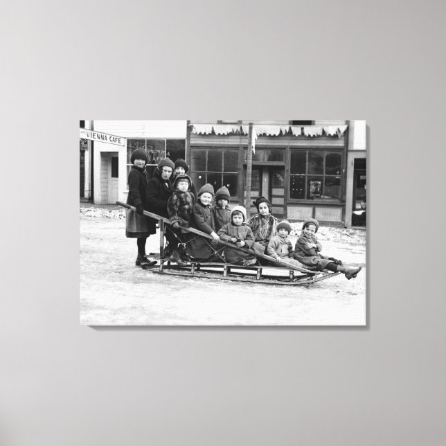 Kinder, die in Seward auf Schlitten spielen Leinwanddruck (Vorderseite)