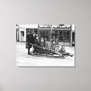 Kinder, die in Seward auf Schlitten spielen Leinwanddruck