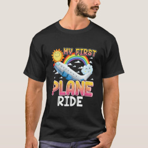 Kinder, die mein erstes Flugzeug mit meinem ersten T-Shirt