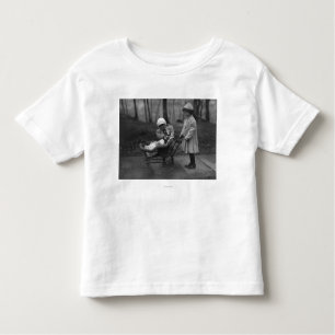 Kinder, die mit Campbell-Kinderpuppe spielen Kleinkind T-shirt