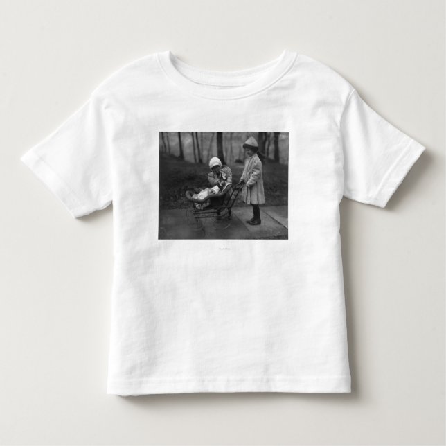 Kinder, die mit Campbell-Kinderpuppe spielen Kleinkind T-shirt (Vorderseite)