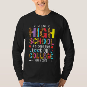 Kinder, die so lange Schule sind, schauen sich Uni T-Shirt