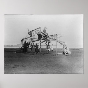 Kinder, die Spielplatz Swingset genießen Poster