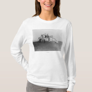 Kinder, die Spielplatz Swingset genießen T-Shirt