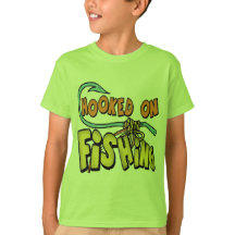 Kinder, die T-Shirts fischen und Kinder, die