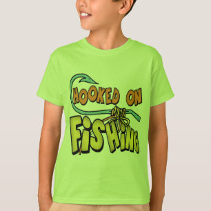 Kinder, die T-Shirts fischen und Kinder, die