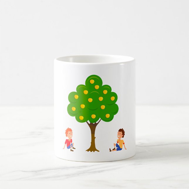 Kinder, die unter einem Apfelbaum sitzen Kaffeetasse (Von Creator hochgeladen)