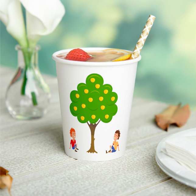Kinder, die unter einem Apfelbaum sitzen Pappbecher (Von Creator hochgeladen)