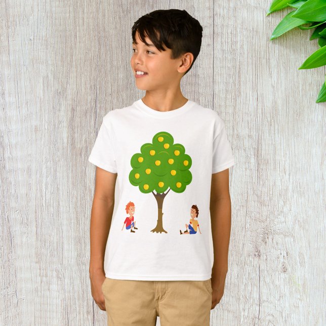 Kinder, die unter einem Apfelbaum sitzen T-Shirt (Von Creator hochgeladen)