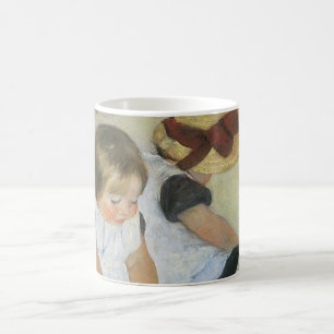 Kinder, die von Mary Cassatt am Strand spielen Kaffeetasse