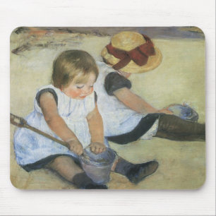 Kinder, die von Mary Cassatt am Strand spielen Mousepad