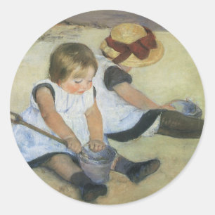 Kinder, die von Mary Cassatt am Strand spielen Runder Aufkleber