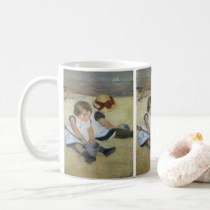 Kinder, die von Mary Cassatt am Strand spielen Tasse