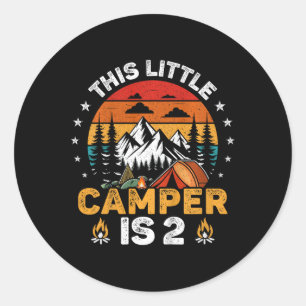 Kinder Dieser kleine Camper ist 2 Jahre alt Campin Runder Aufkleber