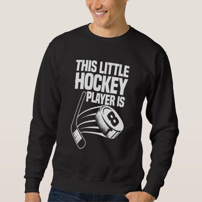 Kinder dieser kleine Hockey-Spieler ist 8. Geburts Sweatshirt (Vorderseite)