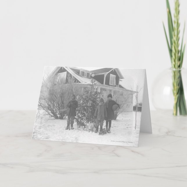 Kinder draußen mit Weihnachtsbaum Feiertagskarte (Vorderseite)