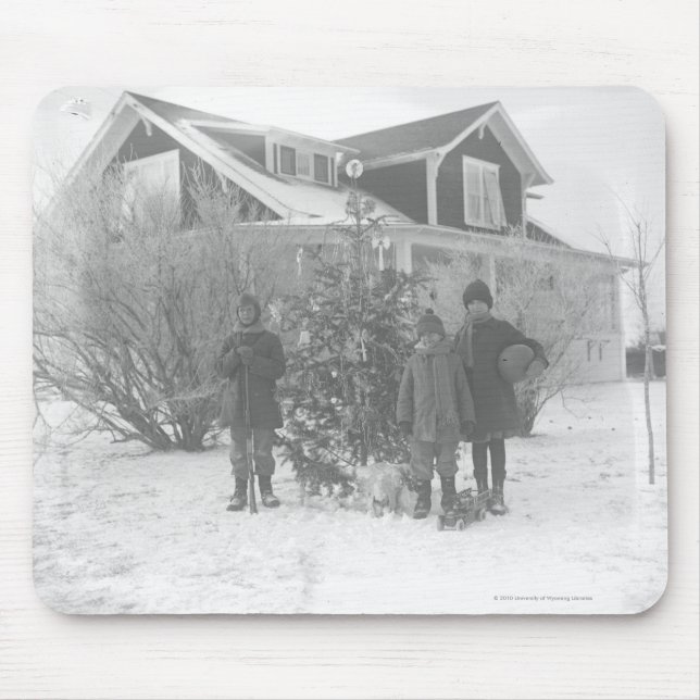 Kinder draußen mit Weihnachtsbaum Mousepad (Vorne)