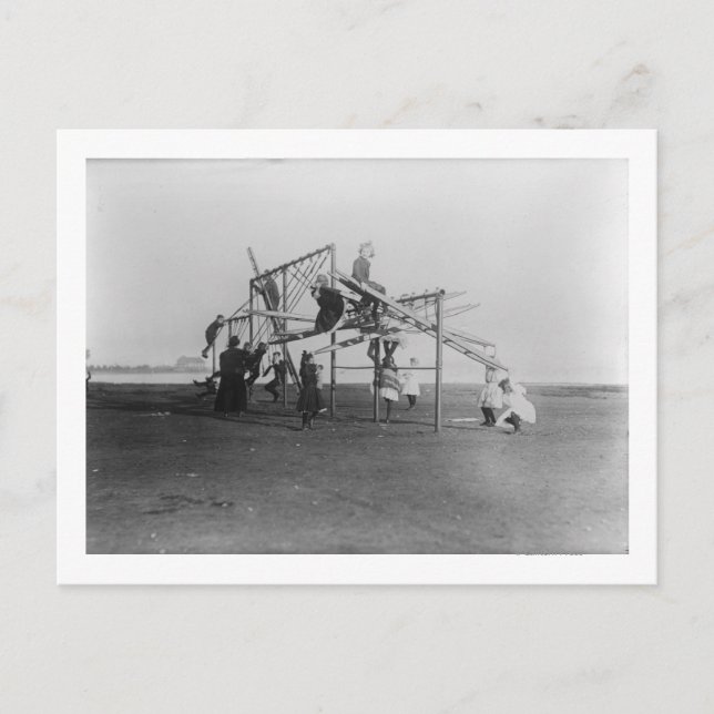 Kinder genießen Spielplatz Swingset Postkarte (Vorderseite)