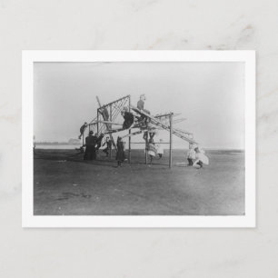 Kinder genießen Spielplatz Swingset Postkarte