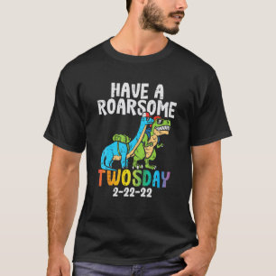 Kinder haben ein Roarsome zwei Tage 2-22-22 Dinos T-Shirt