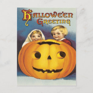 Kinder hinter einer Vintagen Postkarte des Pumpkin
