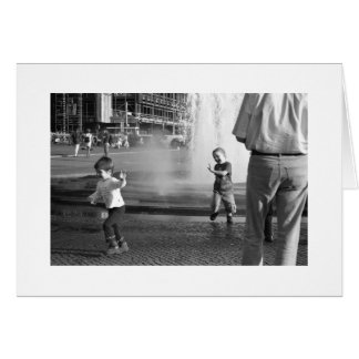 Kinder im Berliner Brunnen