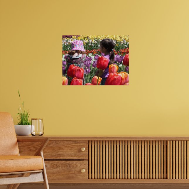 Kinder im farbenfrohen Tulip Garten Poster (Wohnzimmer 2)