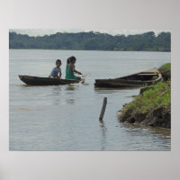 Kinder im Holzboot am Napo-Fluss in Peru