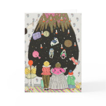 Kinder in Kostümen schmücken den Weihnachtsbaum