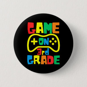 Kinder kehren zum Schulvideospiel auf Gamer dritte Button