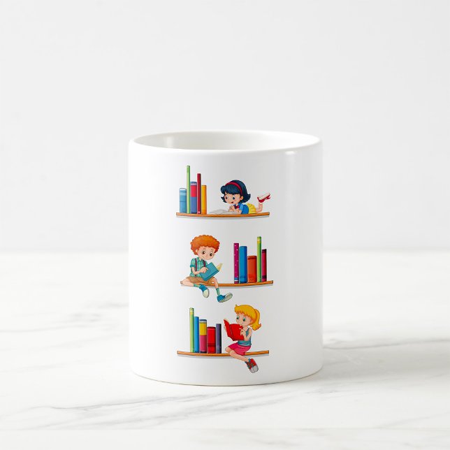 Kinder lesen Bücher auf einem Regal Kaffeetasse (Von Creator hochgeladen)