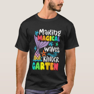 Kinder Meerjungfrau Magische Waagen im Kindergarte T-Shirt