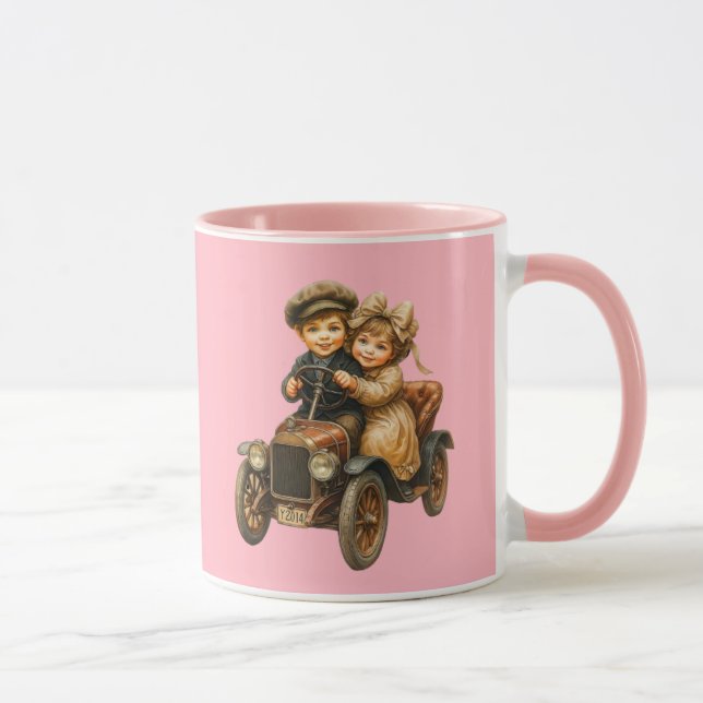 Kinder mit altem Auto auf rosafarbenem Boden. Tasse (Rechts)