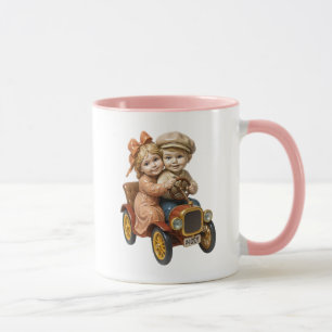 Kinder mit altem Auto zurück. Tasse