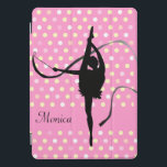 Kinder mit dem Namen Gymnast pola dot pink schwarz iPad Pro Cover<br><div class="desc">Tanzende Gymnastikmädchen mit Band,  individuelle Name pink und schwarz Abdeckung. Derzeit liest Monica. Weitere passende Tanzsportarten stehen zur Verfügung. Rhythmische Gymnastik und bändelrosa Silhouette werden ausschließlich von Sarah Trett für www.mylittleeden.com entworfen</div>