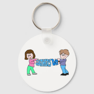 Kinder mit einem Vatertag-Banner Schlüsselanhänger