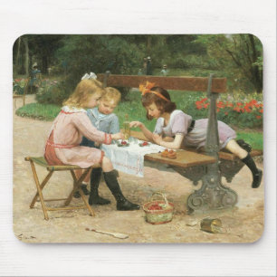 Kinder mit Nachmittagstee im Park Mousepad
