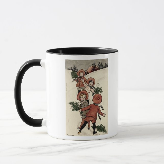 Kinder mit Stechpalmen-werfenden Schneebällen Tasse (Links)