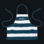 Kinder Niedliche blaue Streifen Personalisierte Ha Schürze<br><div class="desc">Ihr Kind wird Liebe, die in der Niedlichen Navy Blue Stripes Personalisiert Craft Schürze dieses Kids zu kochen oder zu kreieren. Dieses moderne Design hat breite horizontale Streifen auf der überdruckten Schürze und der Name ist in weißer, whimsical Schrift über die Spitze. Ideal für Kinder, die mit Kunsthandwerk, Backen oder...</div>