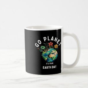 Kinder Niedlicher Tag auf der Erde gehen ihren Erd Kaffeetasse